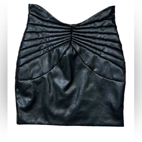 Heiress Beverly Hills Vegan Black Leather Mini Skirt - Picture 4 of 8